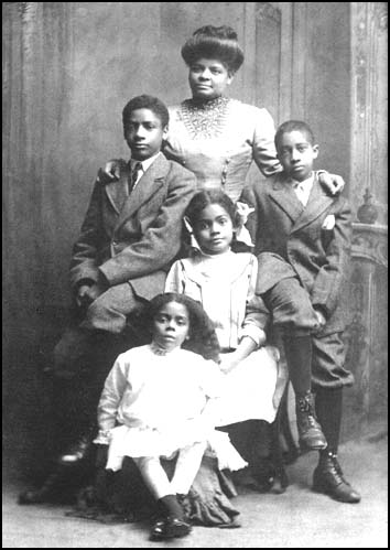 Ida Wells with her 4 children